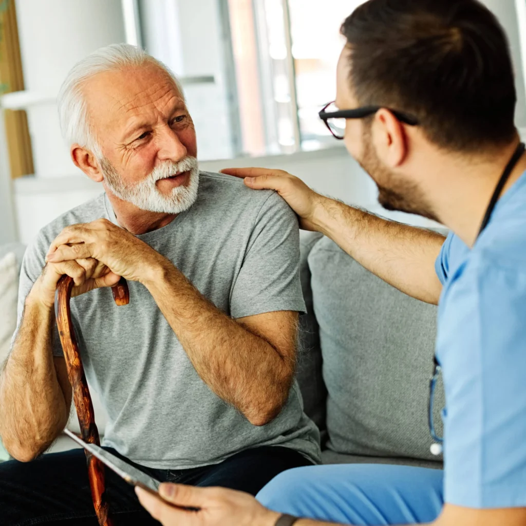 młoda osoba opiekująca się seniorem