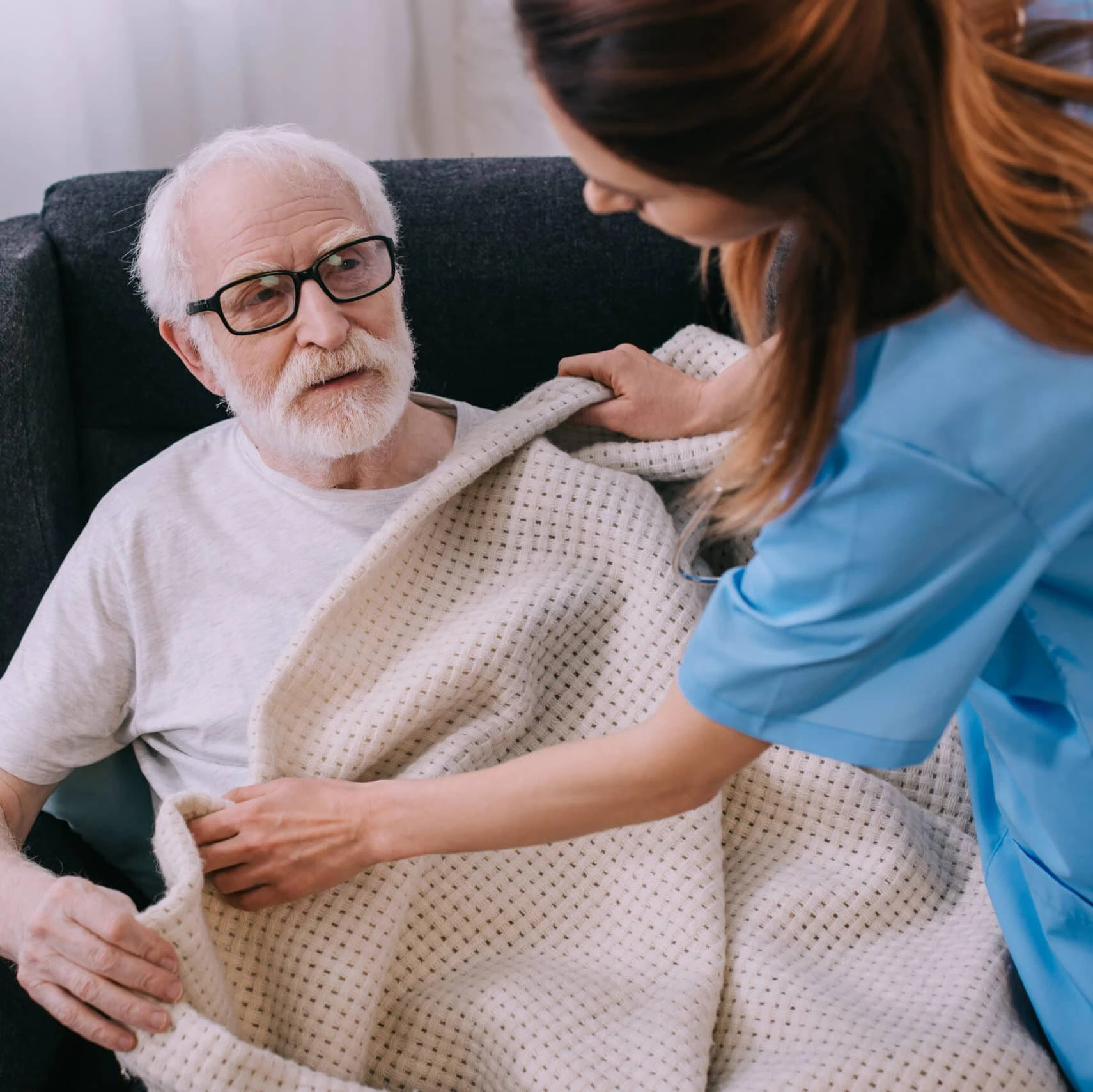 senior przykrywany kocem