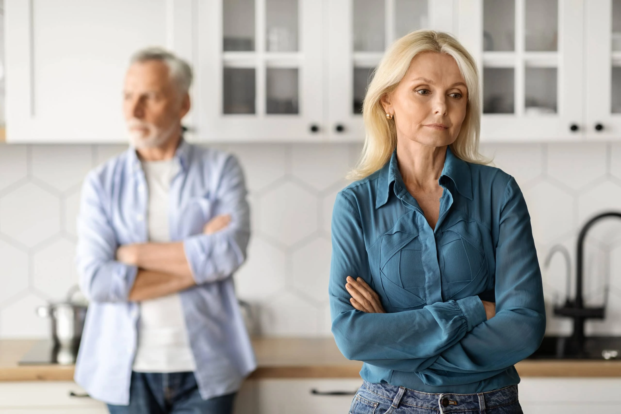 dwoje ludzi zamyślonych, zastanawiających się co robić