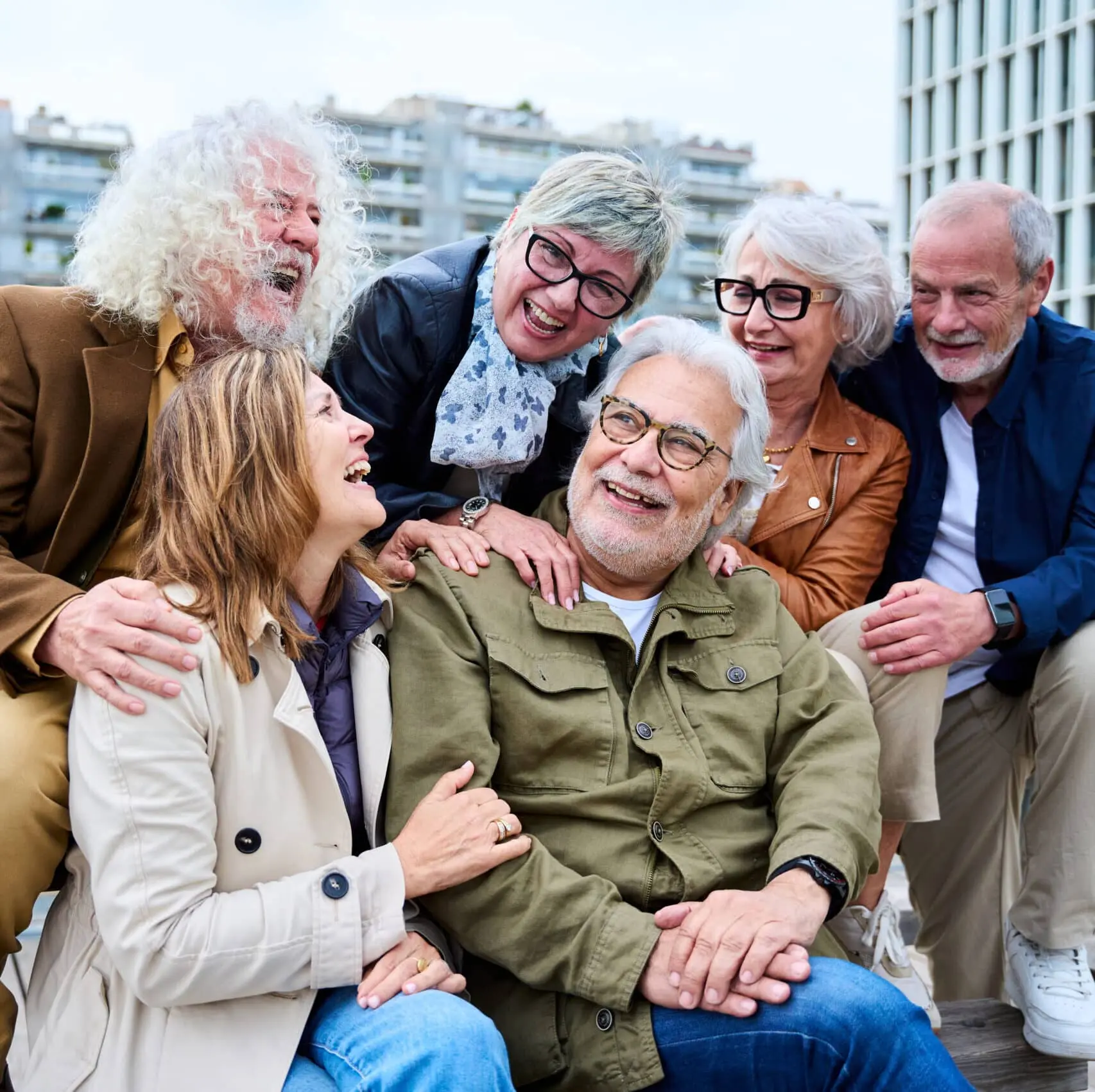 seniorzy w grupie - aktywne życie seniorów