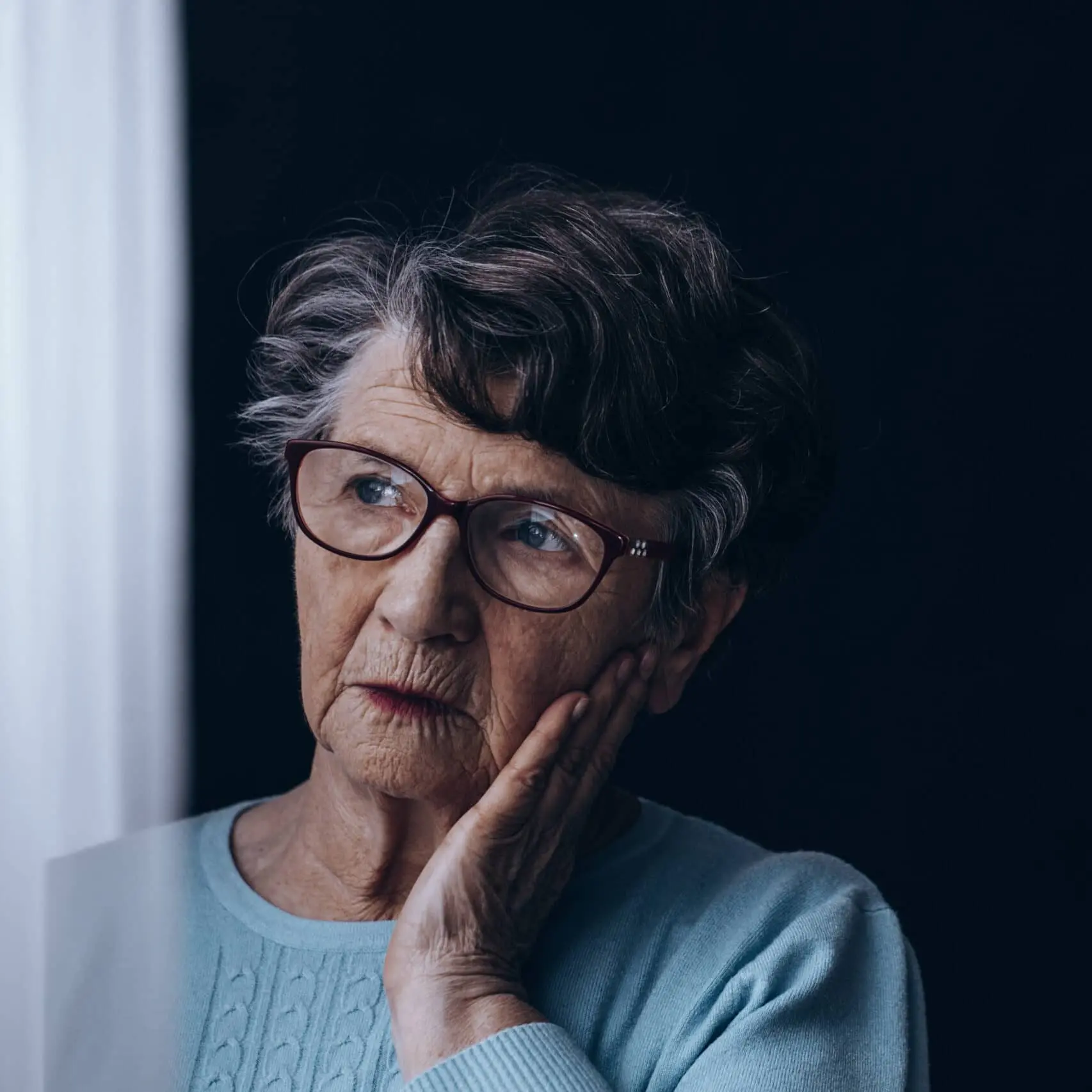 depresja u seniora - seniorka stojąca przy oknie