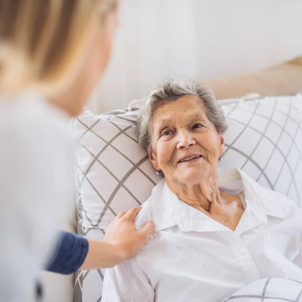 przeziębienie - seniorka w łóżku
