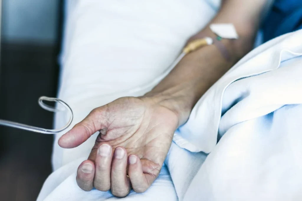 opieka paliatywna w domu - ręce opiekunki i seniora/seniorki